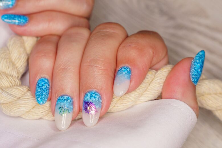 È (ancora) mermaid mania e sulle unghie dà il massimo: ecco le nail art più belle a cui ispirarsi