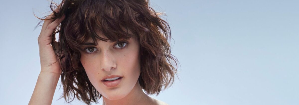 cover taglio capelli medi scalati con frangia (2)