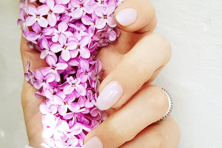Sei una fan di Bridgerton?Ecco la nuance da scegliere per la tua manicure romantica