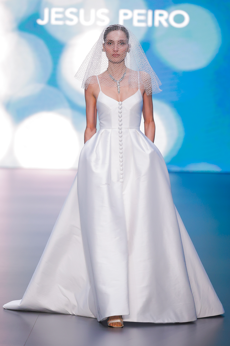 jesus-peiro-abito-da-sposa-collezione-2025-velo