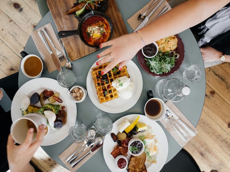 mangiare insieme tavola brunch