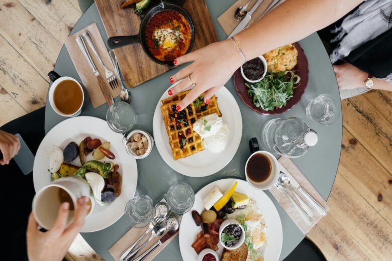 Mangiare in compagnia ci rende più felici (lo dicono due studi internazionali)