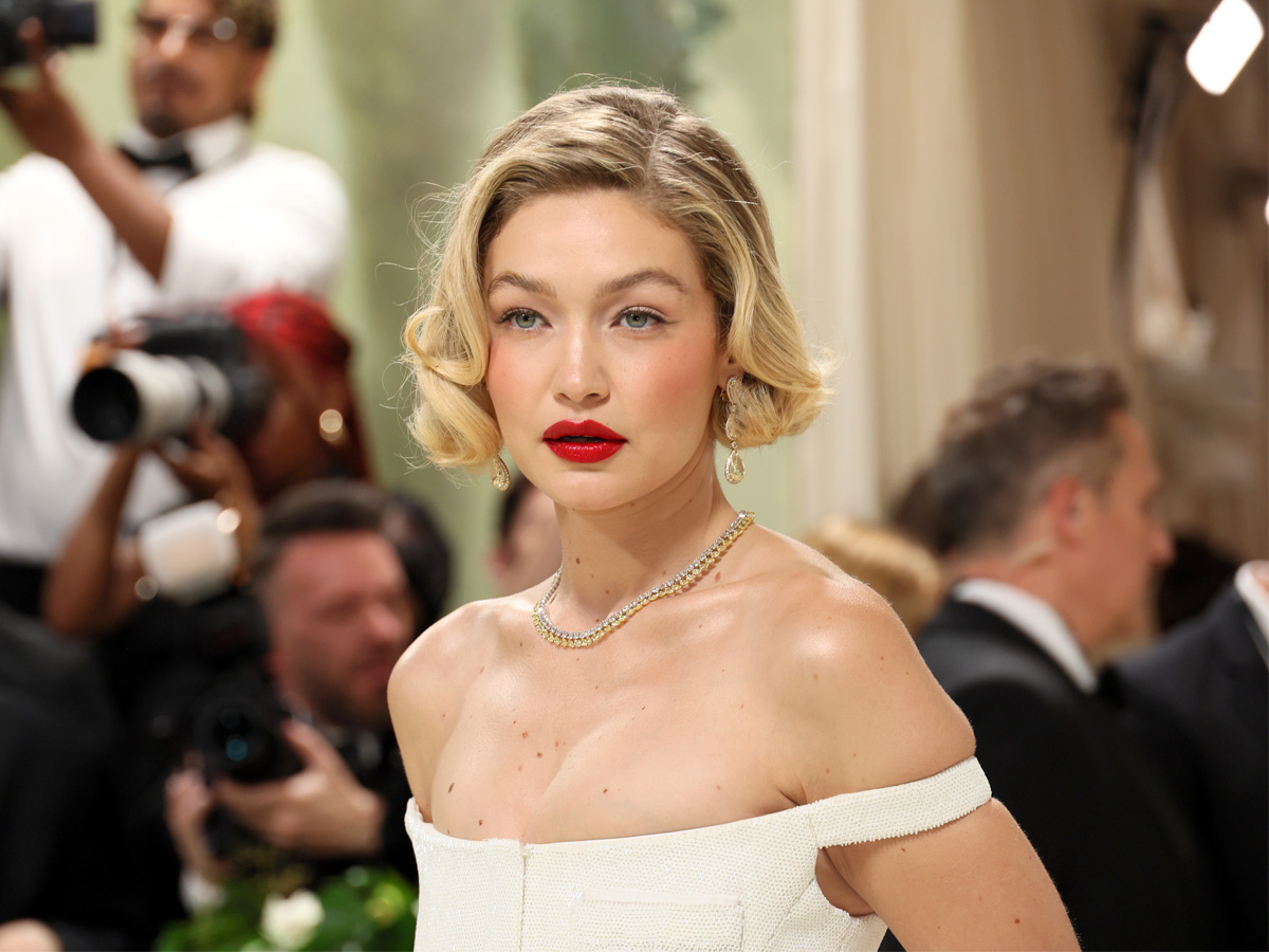 met-gala-tendenze-capelli-acconciature-estate-2024-caschetti-ciuffi-flip-star-06