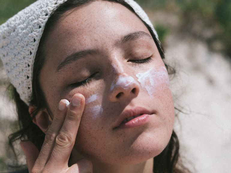 protezione solare viso pelle grassa