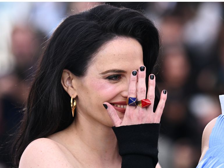 mobile unghie con smalto scuro