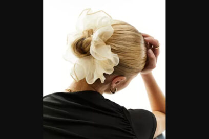 scrunchie-oversize-acconciature-capelli-maxi-elastico-tendenza-estate-2024-01