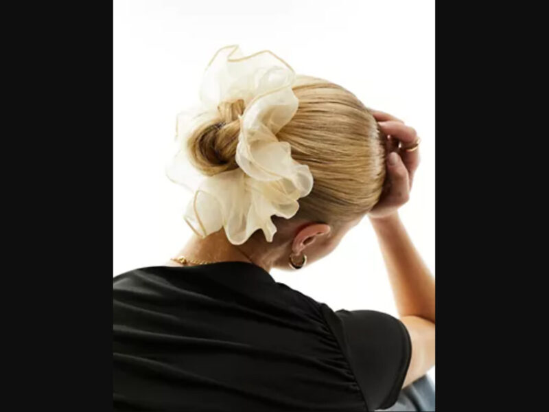 scrunchie-oversize-acconciature-capelli-maxi-elastico-tendenza-estate-2024-01