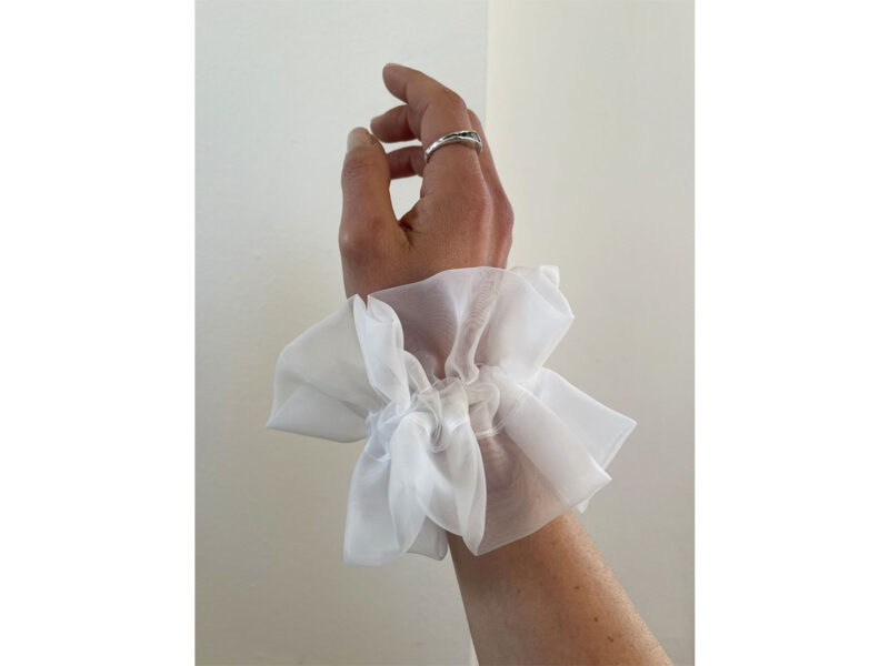 scrunchie-oversize-acconciature-capelli-maxi-elastico-tendenza-estate-2024-04