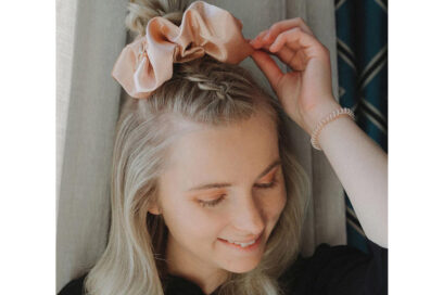 scrunchie-oversize-acconciature-capelli-maxi-elastico-tendenza-estate-2024-05