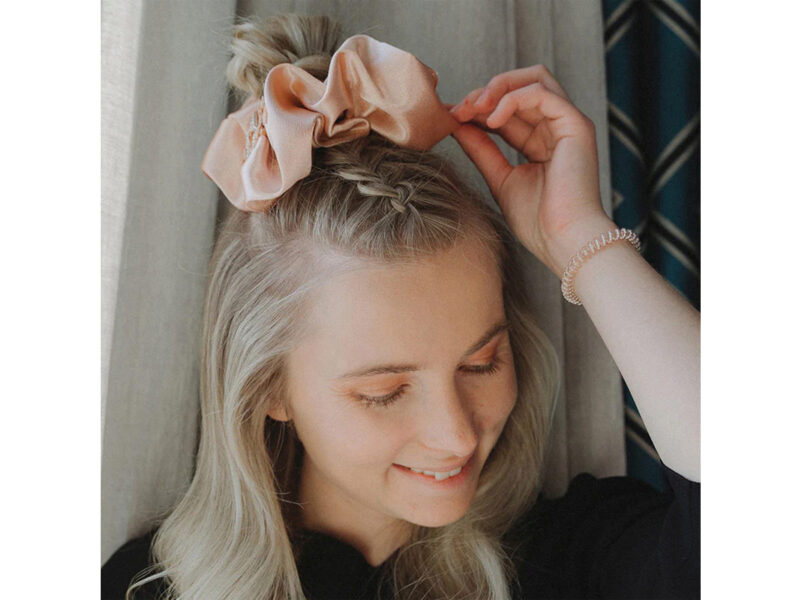scrunchie-oversize-acconciature-capelli-maxi-elastico-tendenza-estate-2024-05