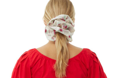scrunchie-oversize-acconciature-capelli-maxi-elastico-tendenza-estate-2024-06