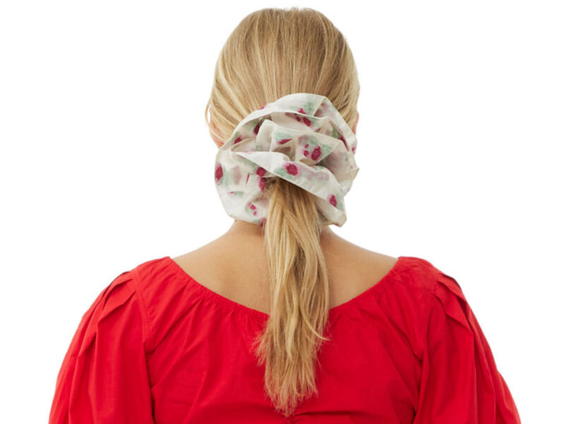scrunchie-oversize-acconciature-capelli-maxi-elastico-tendenza-estate-2024-06