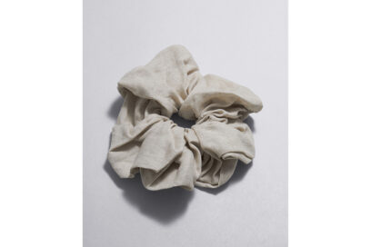 scrunchie-oversize-acconciature-capelli-maxi-elastico-tendenza-estate-2024-07