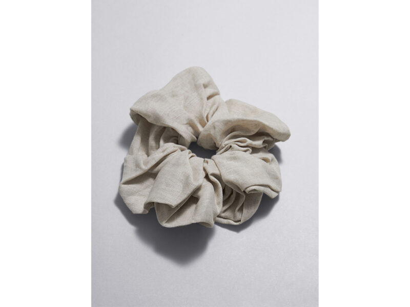 scrunchie-oversize-acconciature-capelli-maxi-elastico-tendenza-estate-2024-07
