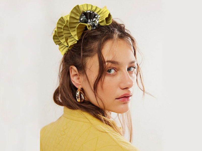 scrunchie-oversize-acconciature-capelli-maxi-elastico-tendenza-estate-2024-08