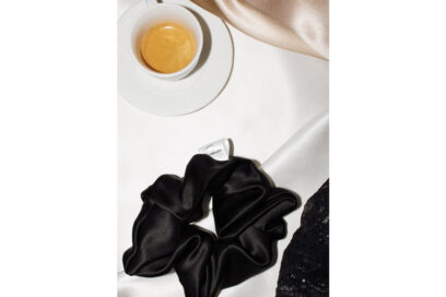 scrunchie-oversize-acconciature-capelli-maxi-elastico-tendenza-estate-2024-09