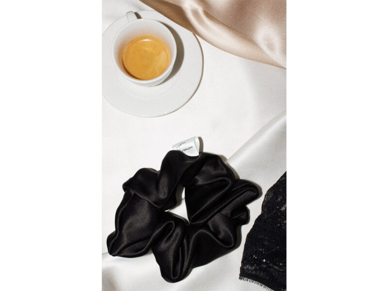 scrunchie-oversize-acconciature-capelli-maxi-elastico-tendenza-estate-2024-09