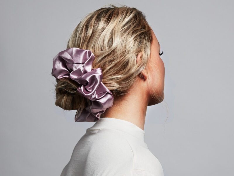 scrunchie-oversize-acconciature-capelli-maxi-elastico-tendenza-estate-2024-13