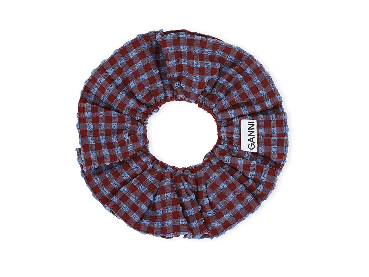 scrunchie-oversize-acconciature-capelli-maxi-elastico-tendenza-estate-2024-cover-02