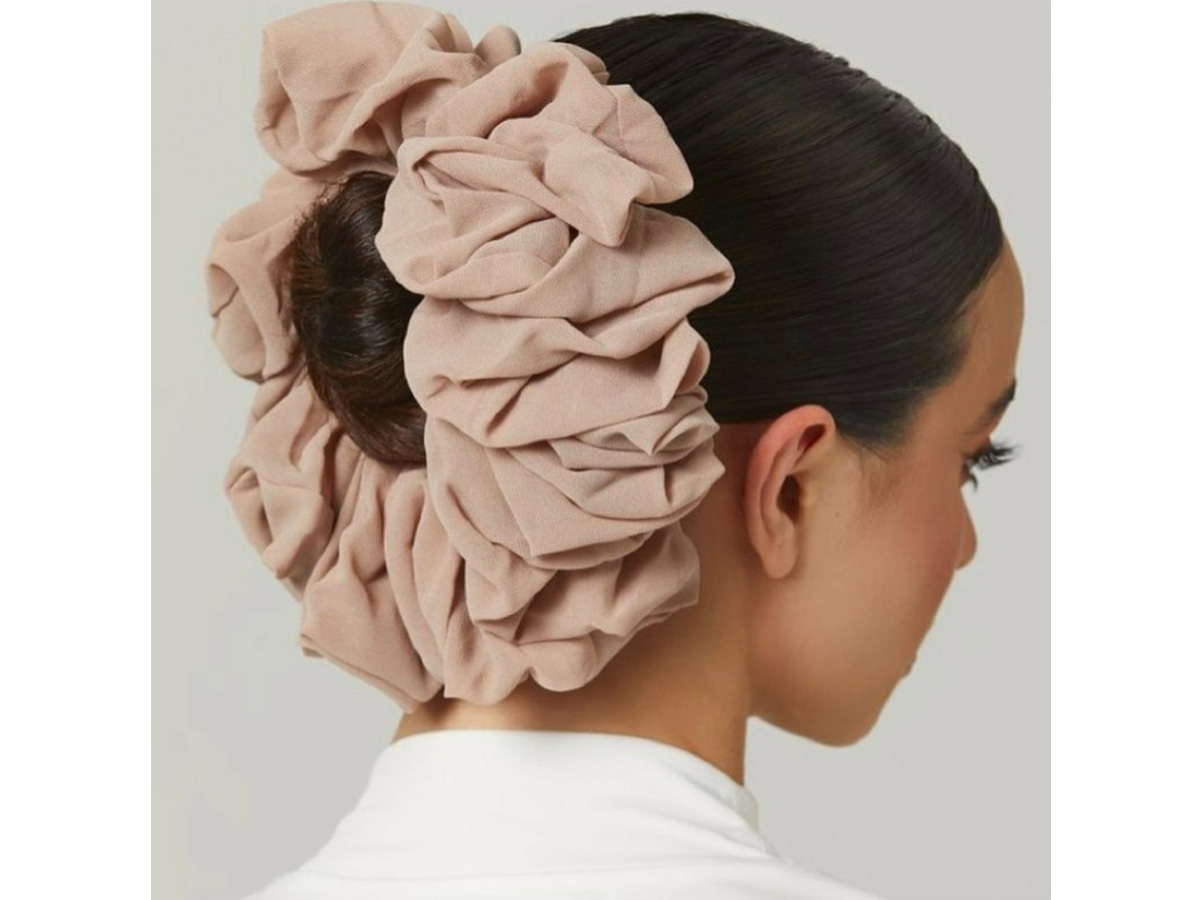 scrunchie-oversize-acconciature-capelli-maxi-elastico-tendenza-estate-2024-cover-03