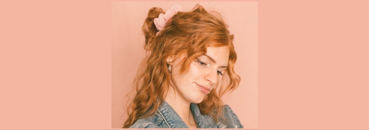 scrunchie oversize acconciature capelli maxi elastico tendenza estate 2024 cover desktop