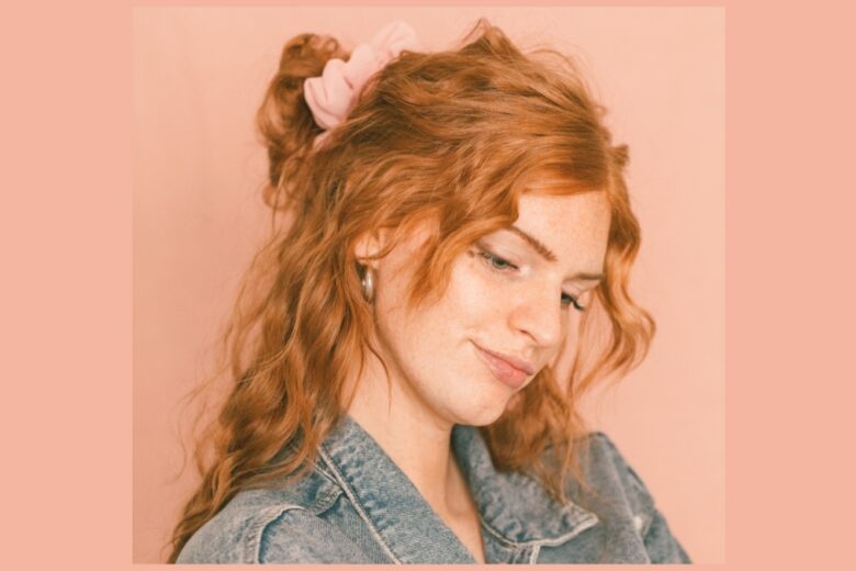 Scrunchie oversize: come portare il maxi elastico in tessuto tra i capelli per un look di tendenza