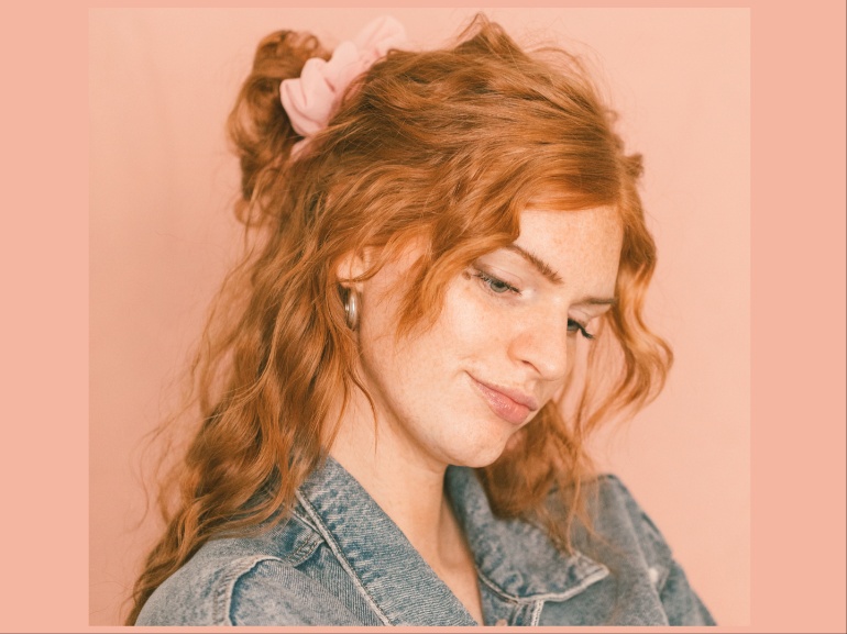 scrunchie oversize acconciature capelli maxi elastico tendenza estate 2024 cover mobile