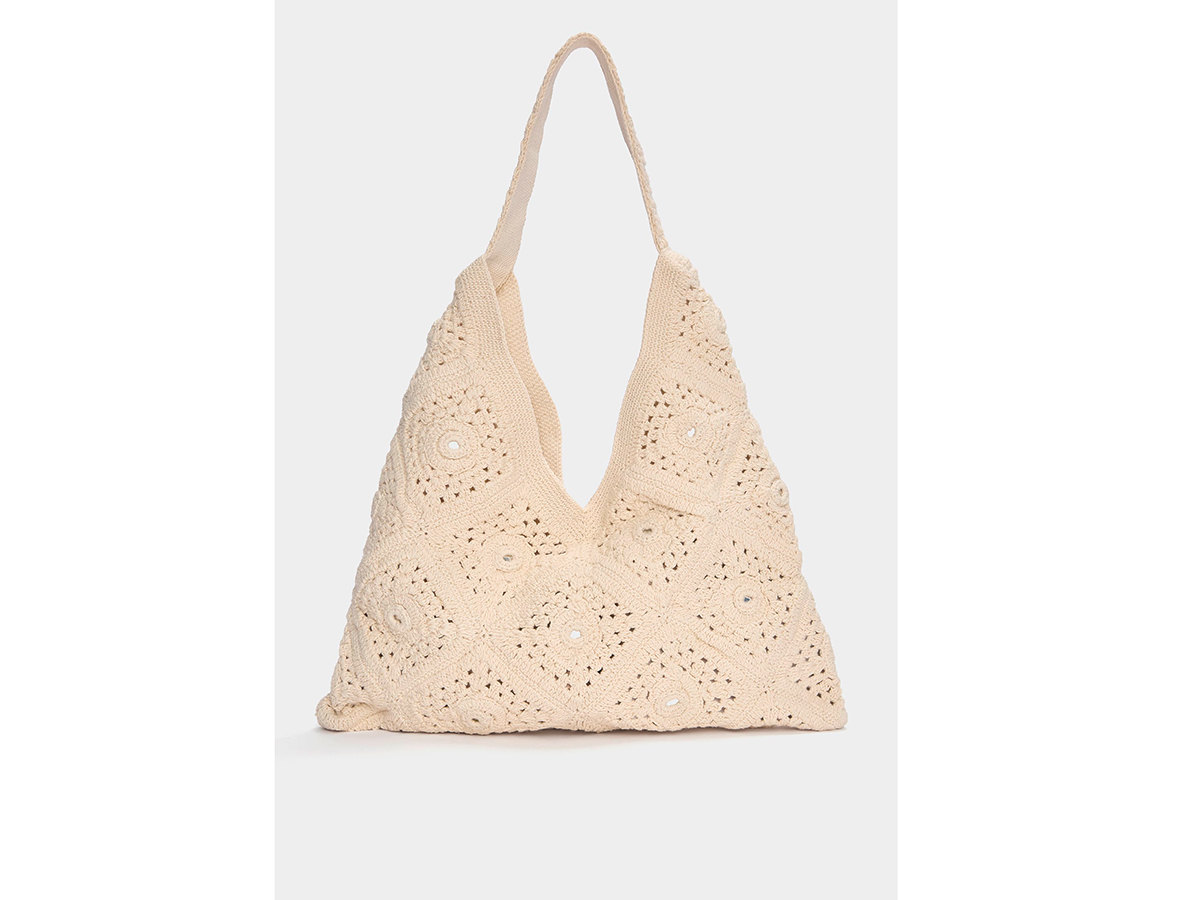 shopper-in-crochet-pull-and-bear