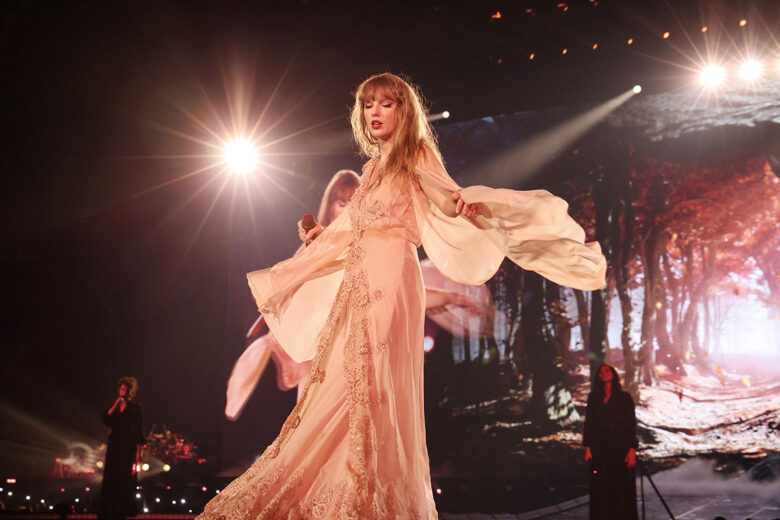 Taylor Swift e i look favolosi sfoggiati a Parigi durante la prima tappa europea del suo Eras Tour