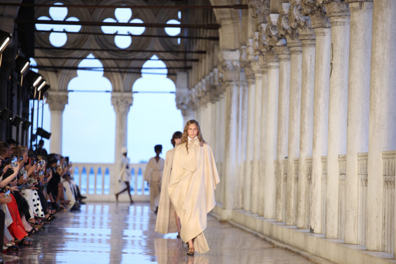 Max Mara e il suo viaggio da Oriente a Occidente con la nuova collezione Resort