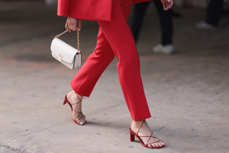 Sandali rossi: sono proprio loro il nuovo must-have della stagione