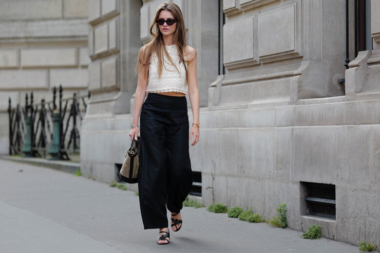 Top crochet, pantaloni di lino e sandali neri: il look easy-chic da città è servito