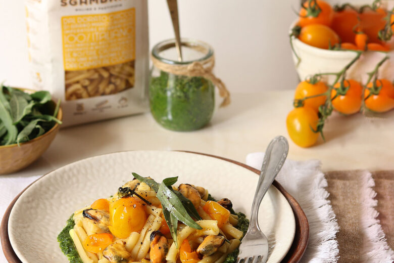 La ricetta da provare: casarecce con pesto di rucola, cozze e pomodorini gialli