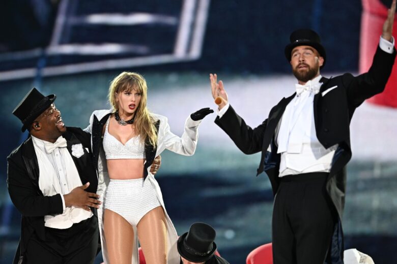 Travis Kelce sul palco con Taylor Swift durante il concerto a Londra