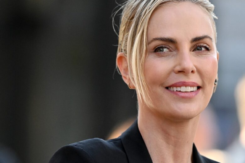 Volete copiare il trucco che Charlize Theron usa per farsi obbedire dalle figlie?