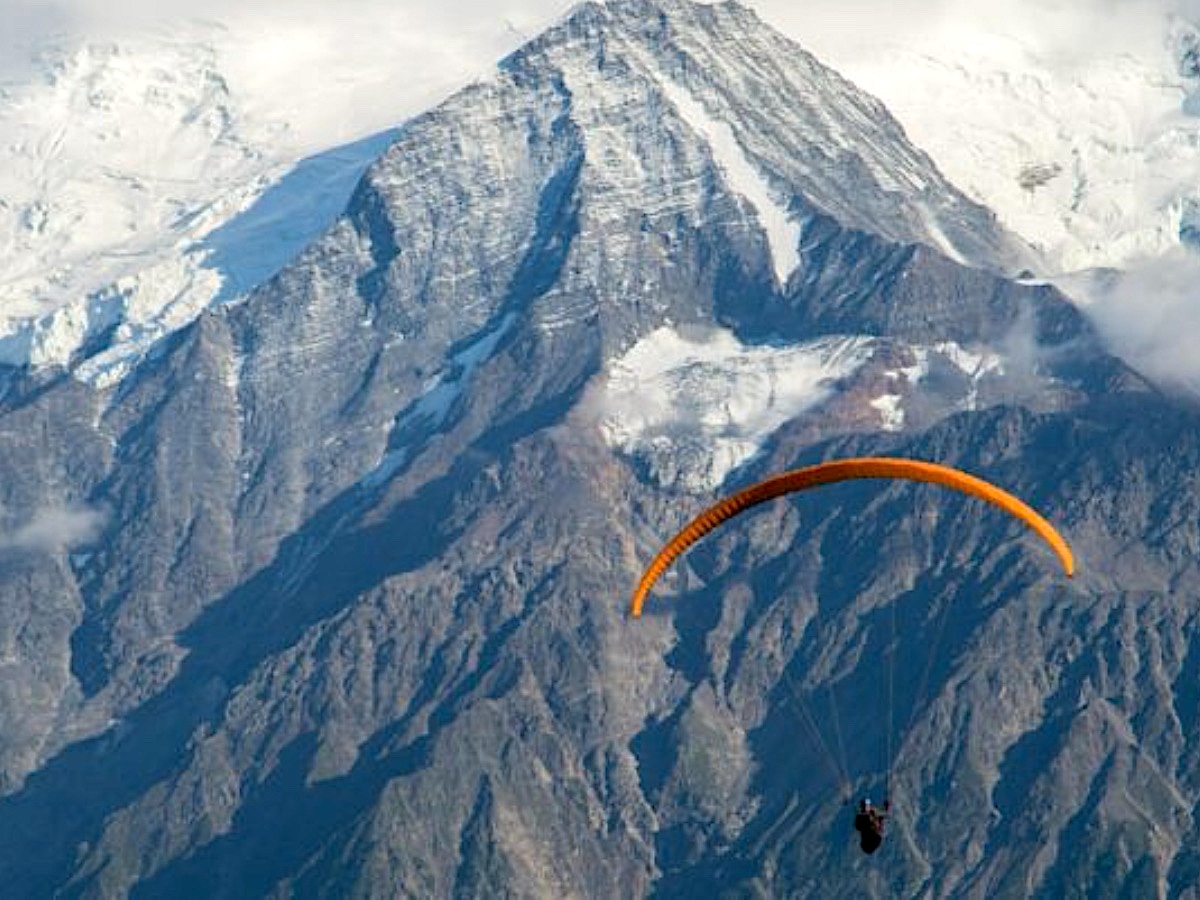 IHC_Le-Massif_activities_paragliding_featured_grid_CLSW_slider-720×410