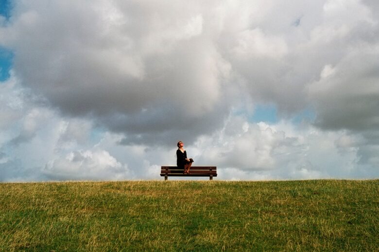 Non si vuole impegnare? Forse siete vittime di Benching, la panchina d’attesa dell’amore