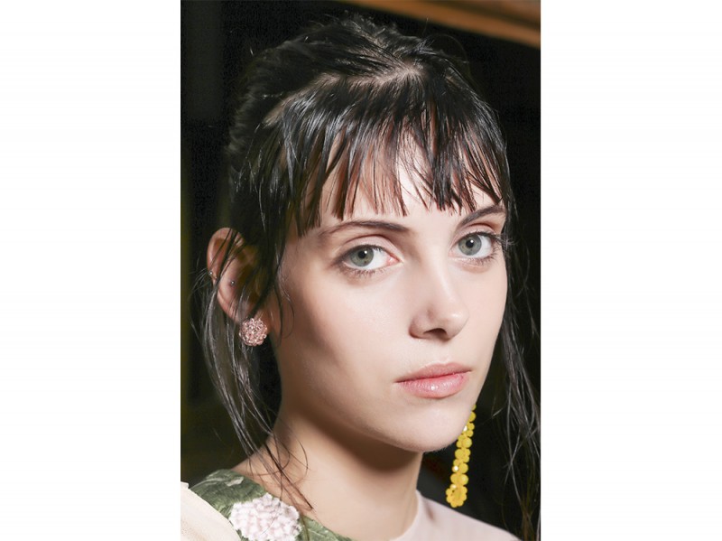 capelli-sleek-effetto-bagnato-primavera-estate-2017-20-800×599