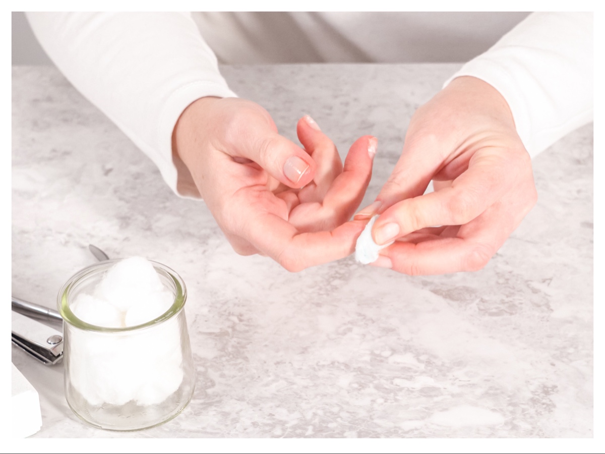 come rimuovere smalto gel a casa 2