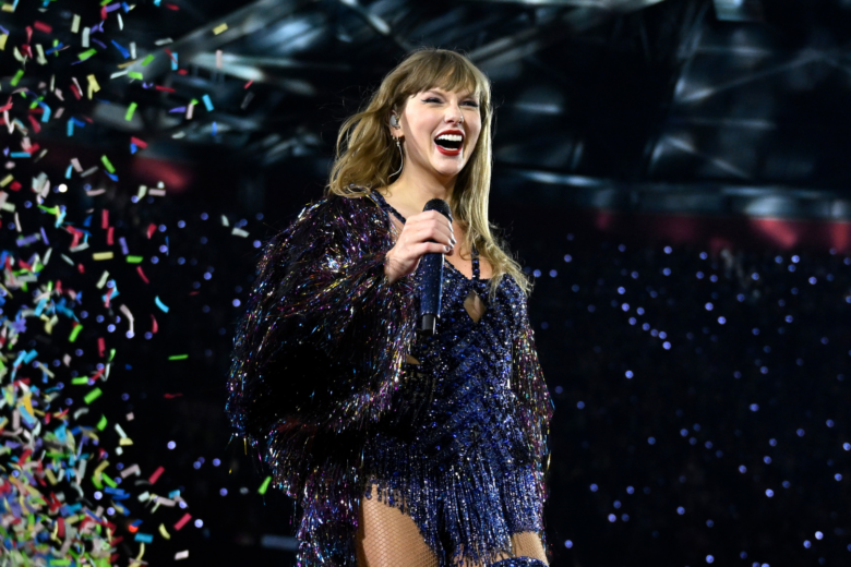 Taylor Swift: come sono cambiati i suoi beauty look dagli esordi fino al The Eras Tour