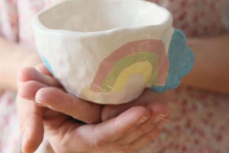 Vino, tagliere e mentre si fa l’aperitivo si impara a decorare la ceramica: ecco dove