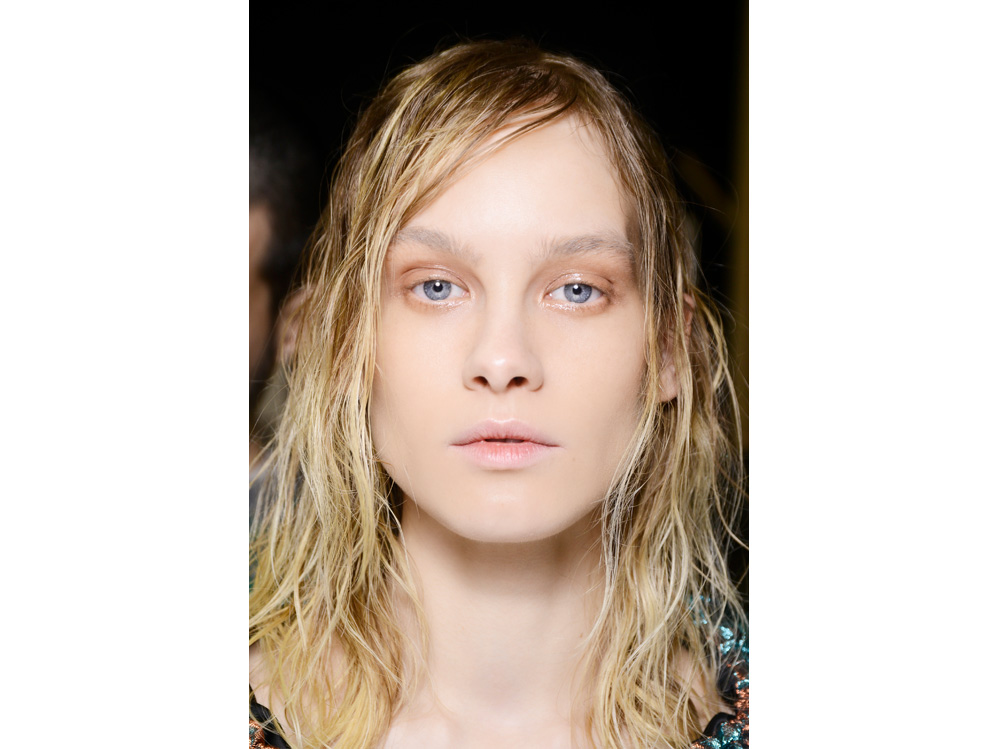 wet-hair-capelli-effetto-bagnato-autunno-inverno-2018-2019-10