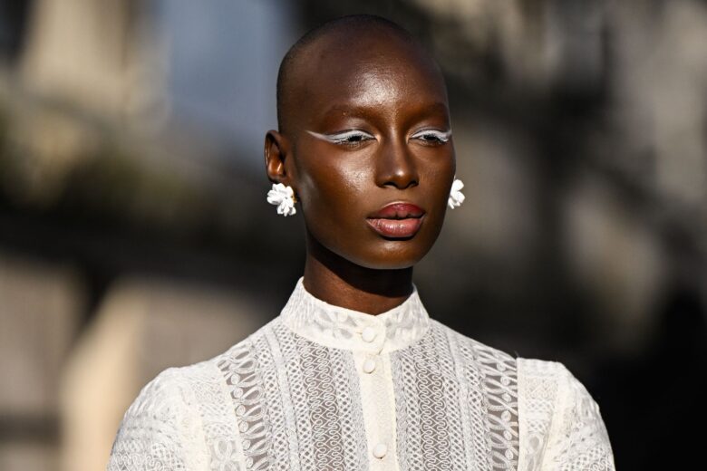 Per dare un tocco di colore al vostro trucco occhi, usate l’eyeliner (qui trovate tante ispirazioni)