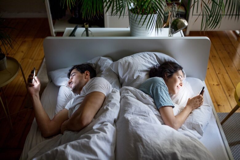Vi ignora per il telefono? Si chiama Phubbing (ed è pericolosissimo per le relazioni)