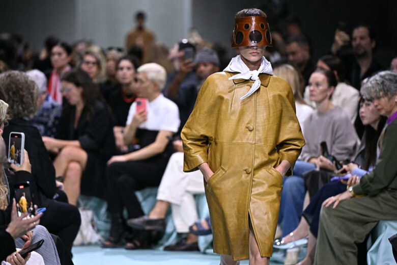 Tra look da “supereroi” e accessori futuristici: 5 highlight della nuova collezione SS25 di Prada