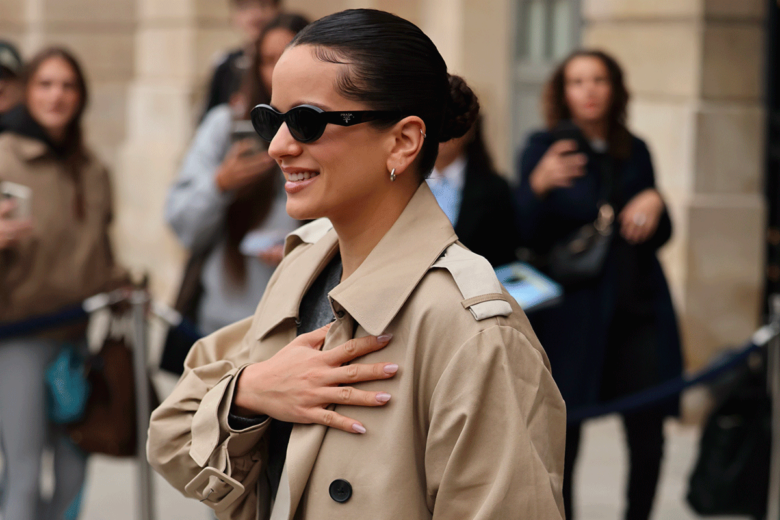 Rosalía a Parigi con un trench e una gonna che, se vi sbrigate, forse potrete avere anche voi!