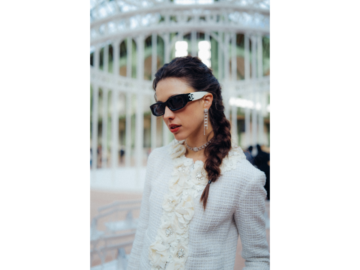chanel_margaret-qualley-wearing-chanel-at-the-rtwss25-show-october-1st-2-HD