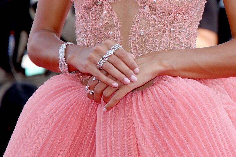 Il nail look del momento è il rosa milky. Parola di star (a Venezia)