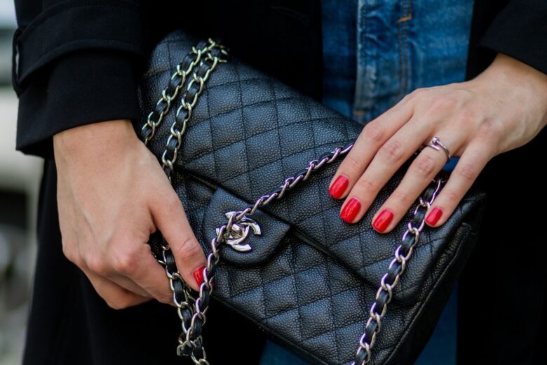 Se amate il rosso e avete le unghie corte, queste sono le nail art per voi