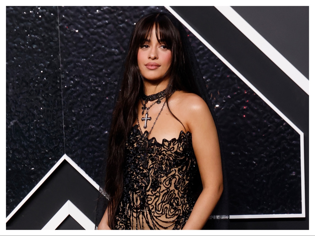 frangia a tendina a chi sta bene frangetta aperta sabrina carpenter 03